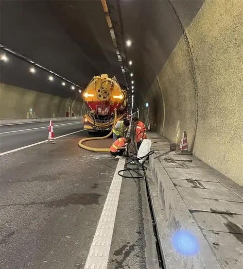 章贡隧道排水渠清淤